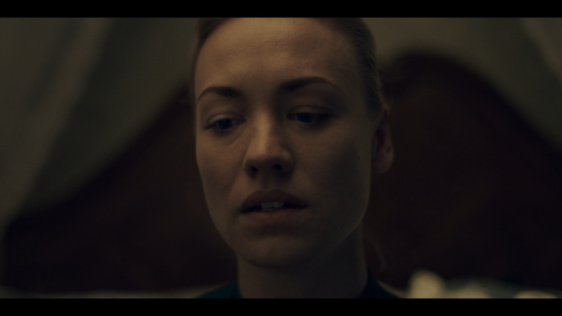 TheHandmaidsTale_1x01_Offred_0110.jpg
