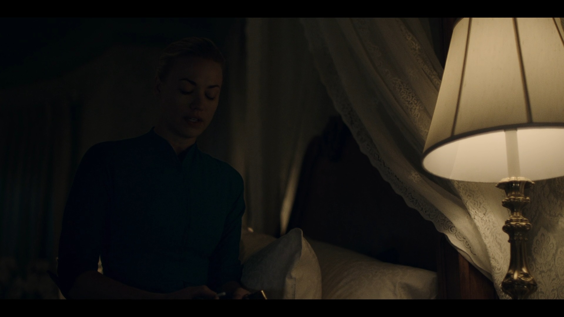 TheHandmaidsTale_1x01_Offred_0120.jpg