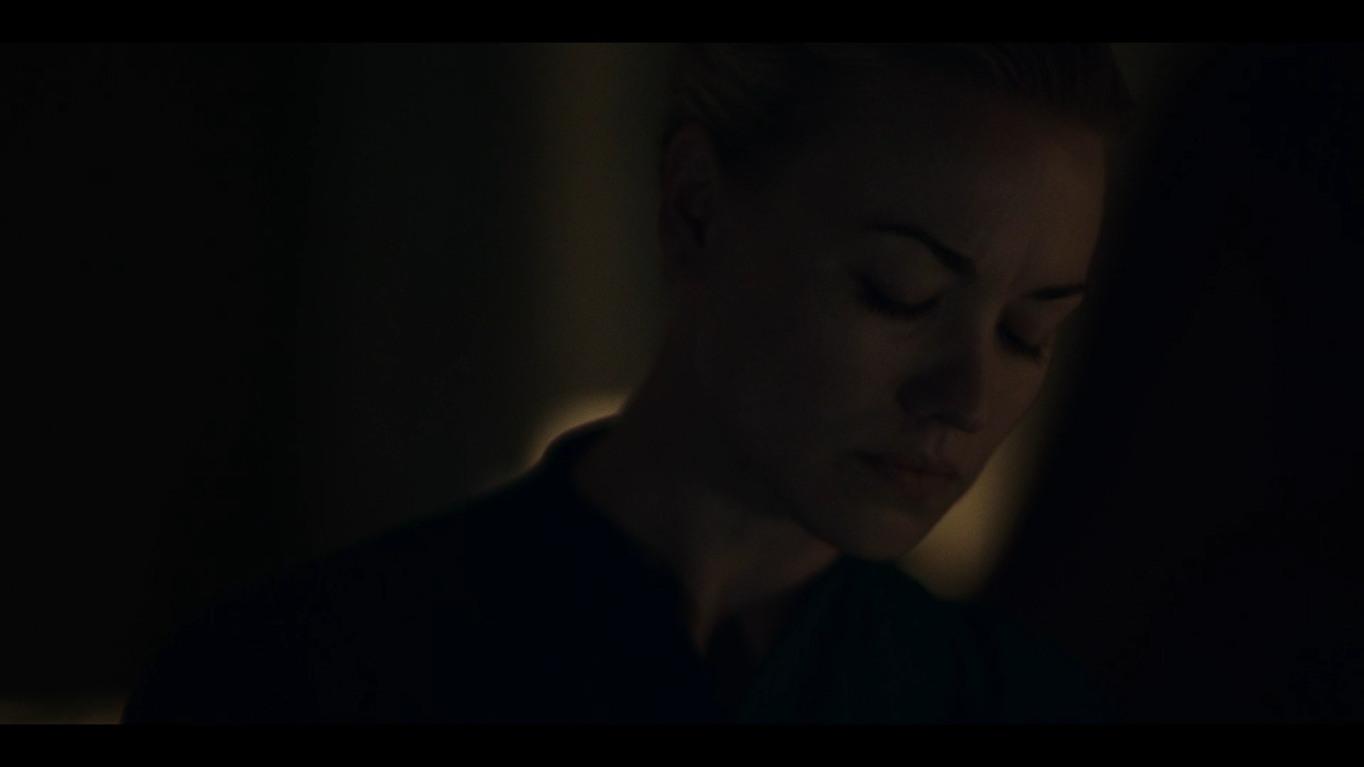 TheHandmaidsTale_1x01_Offred_0121.jpg