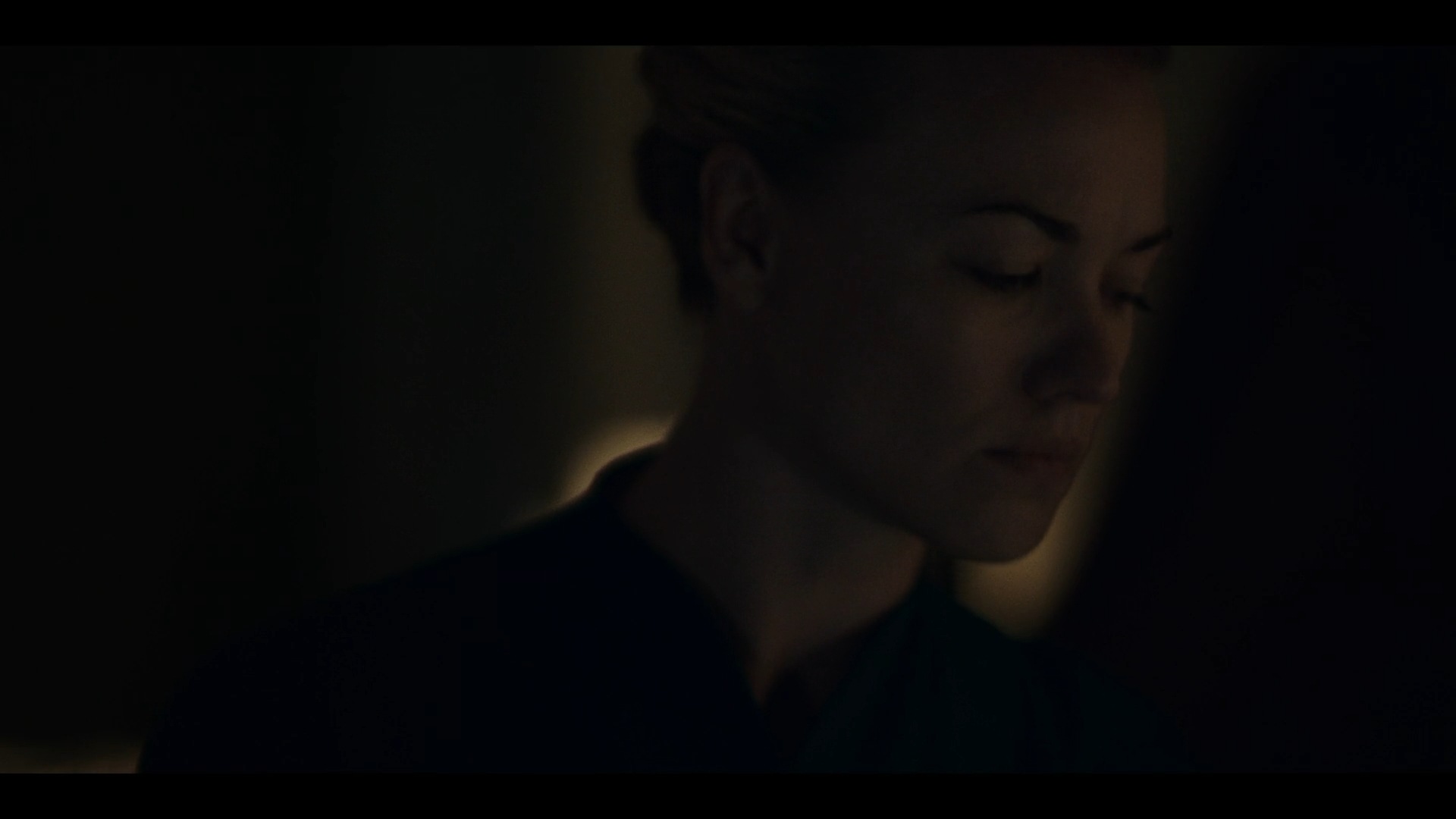 TheHandmaidsTale_1x01_Offred_0122.jpg