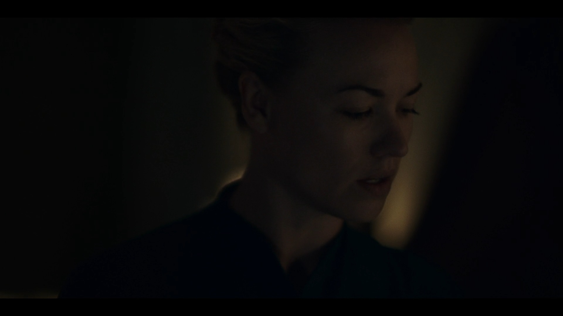 TheHandmaidsTale_1x01_Offred_0123.jpg