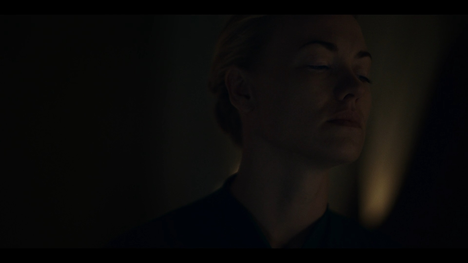 TheHandmaidsTale_1x01_Offred_0127.jpg