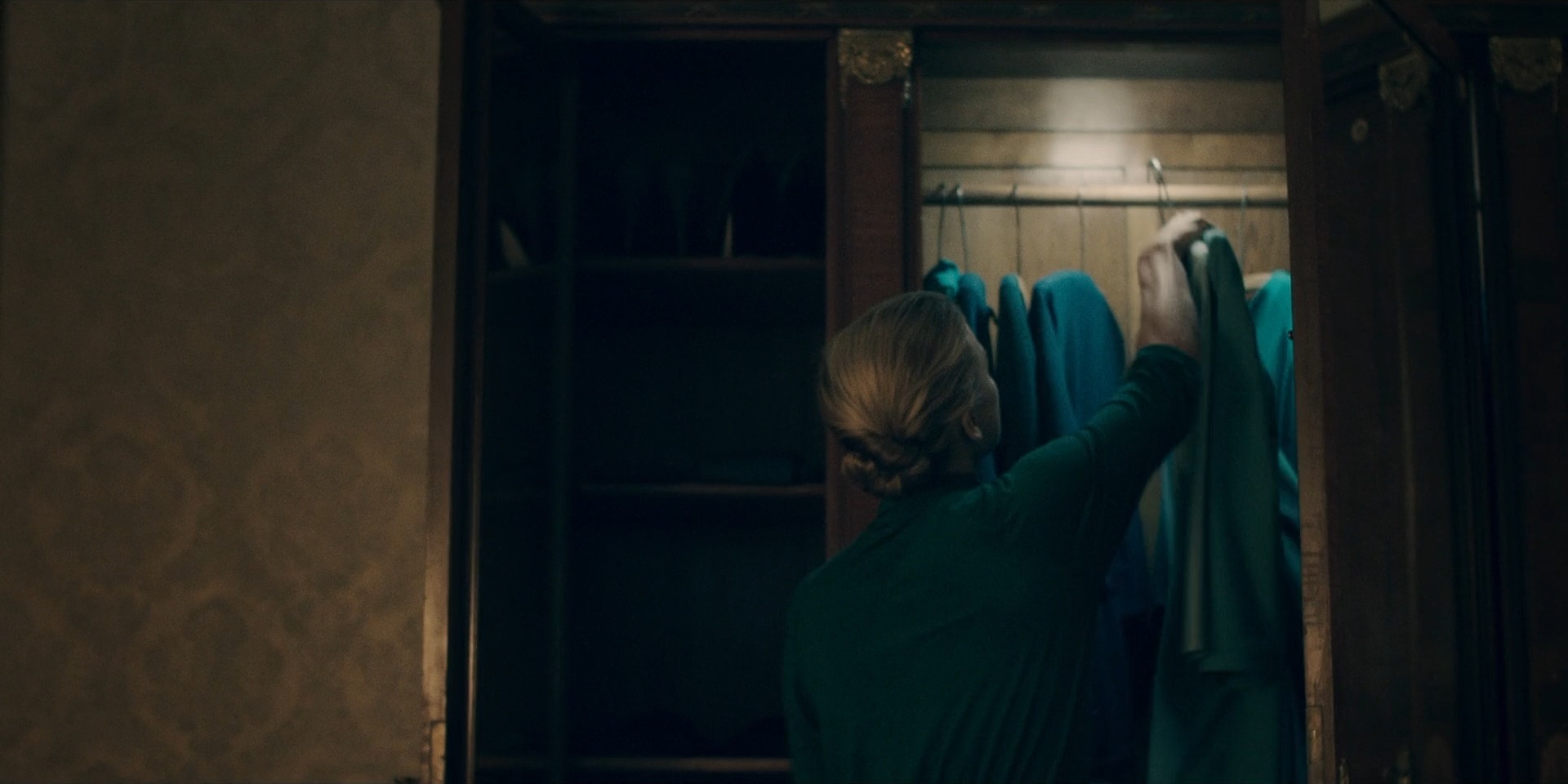 TheHandmaidsTale_1x06_AWomansPlace_0004.jpg