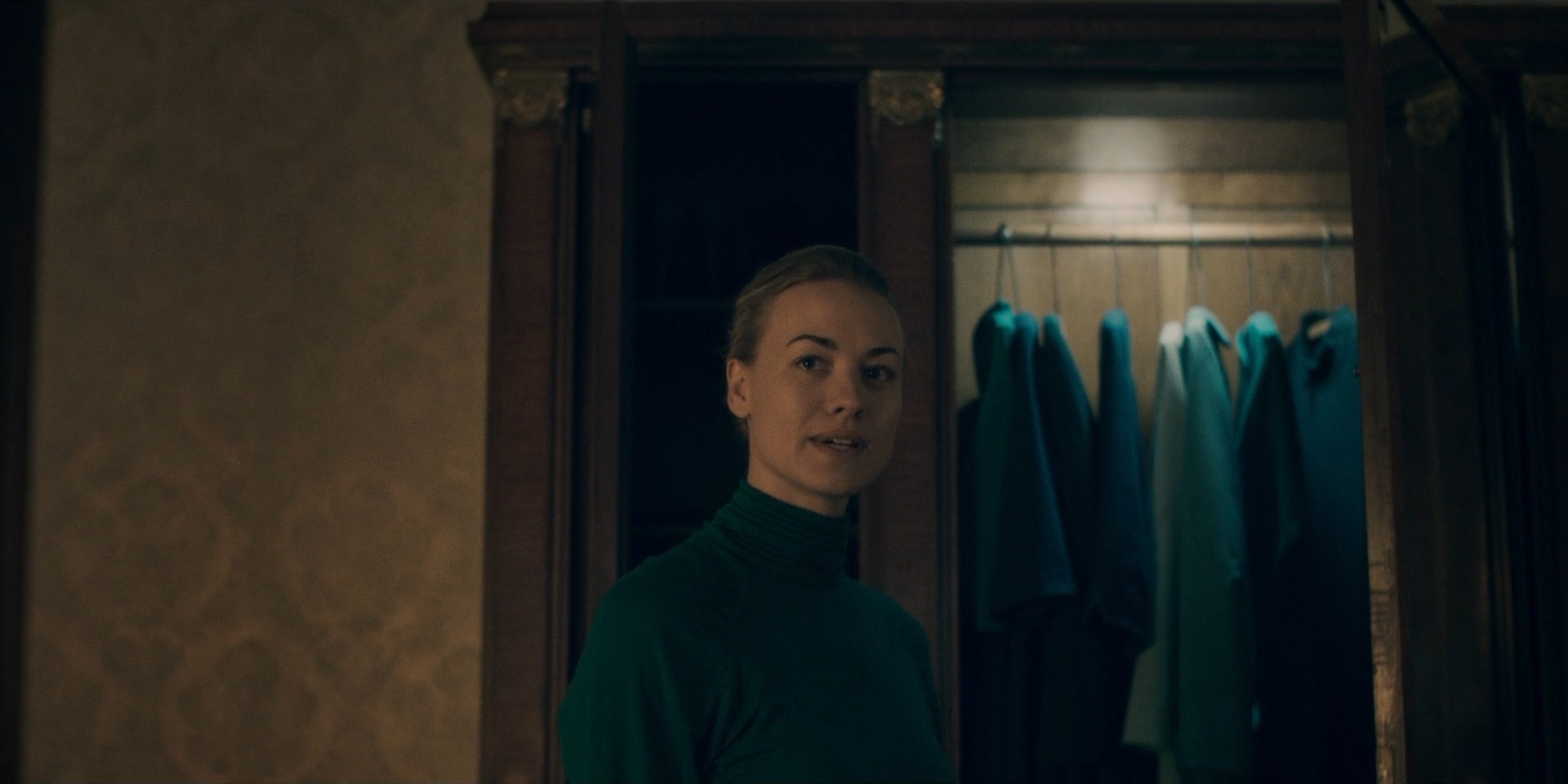 TheHandmaidsTale_1x06_AWomansPlace_0028.jpg