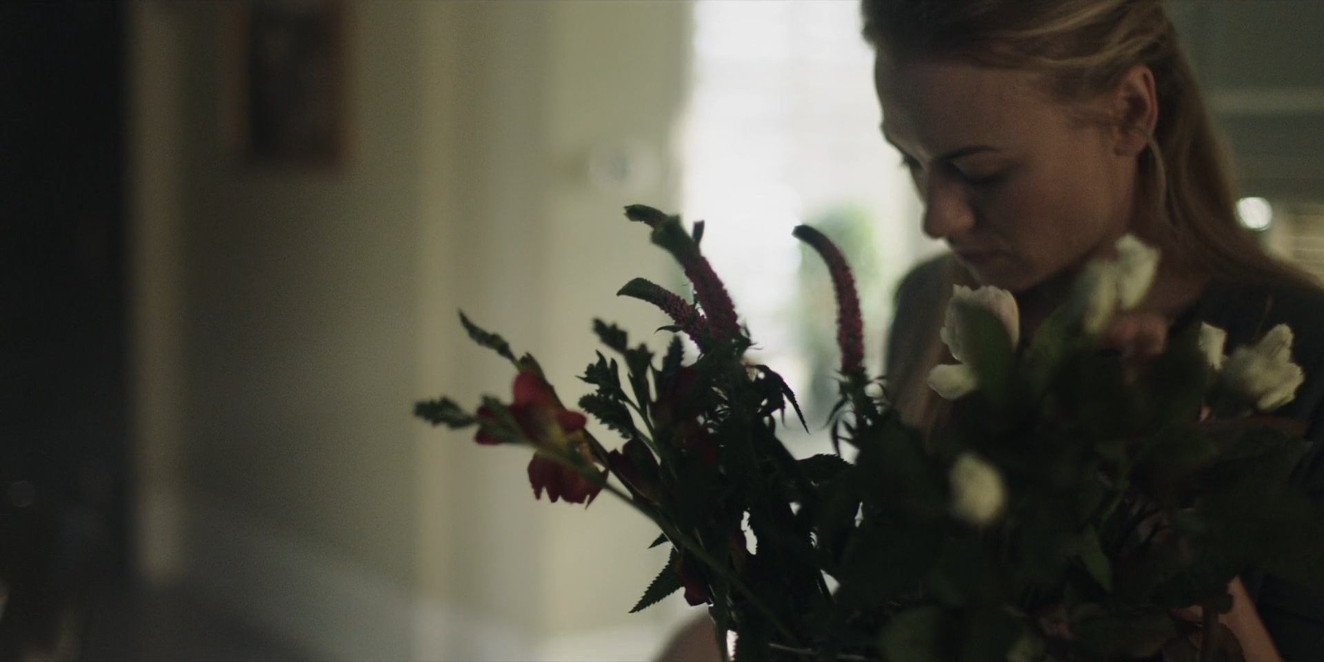 TheHandmaidsTale_1x06_AWomansPlace_0190.jpg