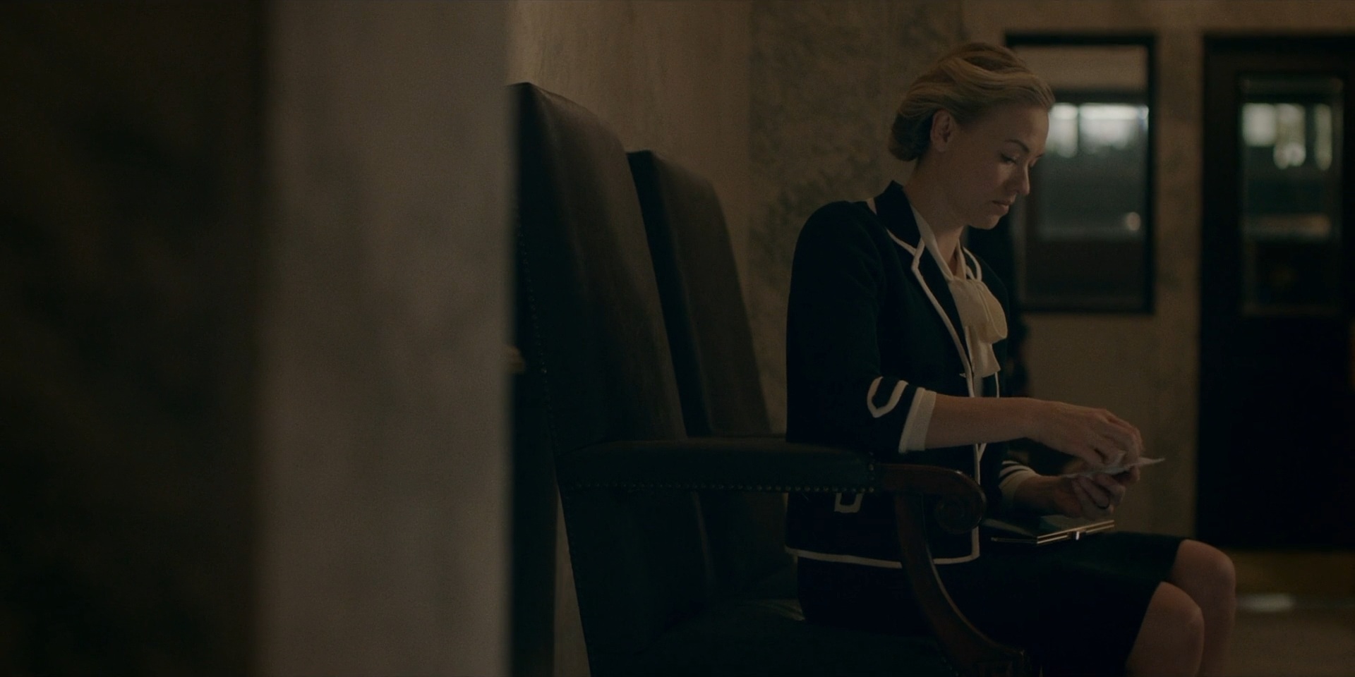 TheHandmaidsTale_1x06_AWomansPlace_0322.jpg