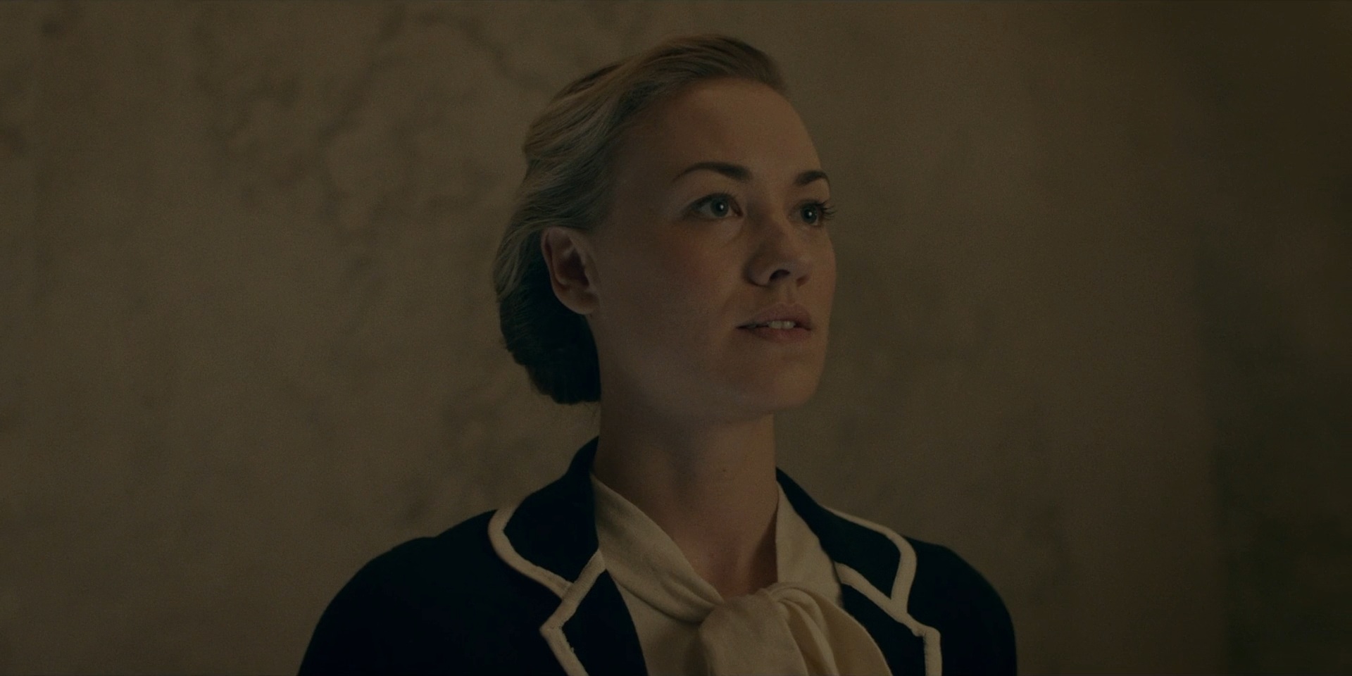 TheHandmaidsTale_1x06_AWomansPlace_0324.jpg