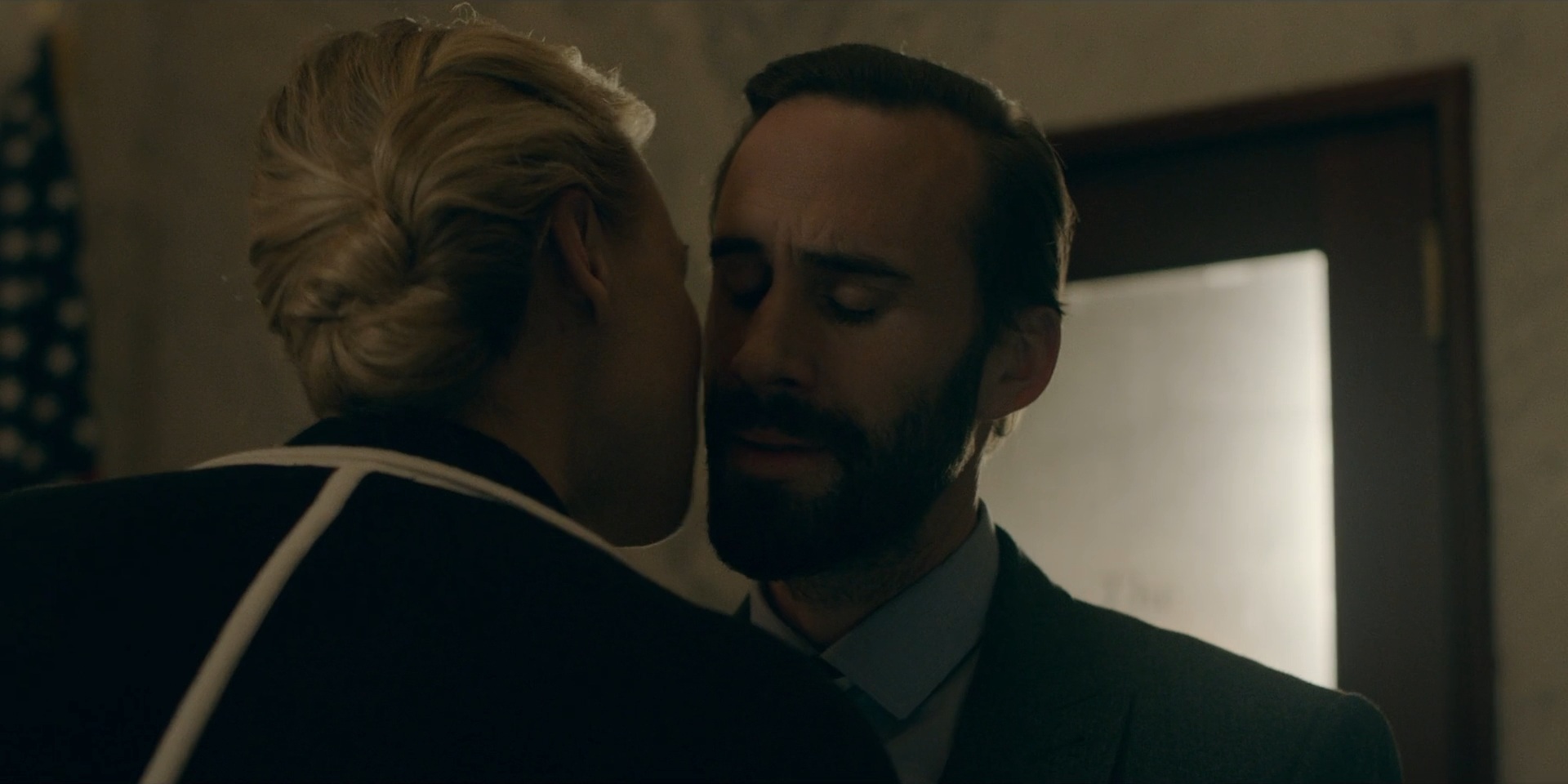 TheHandmaidsTale_1x06_AWomansPlace_0344.jpg