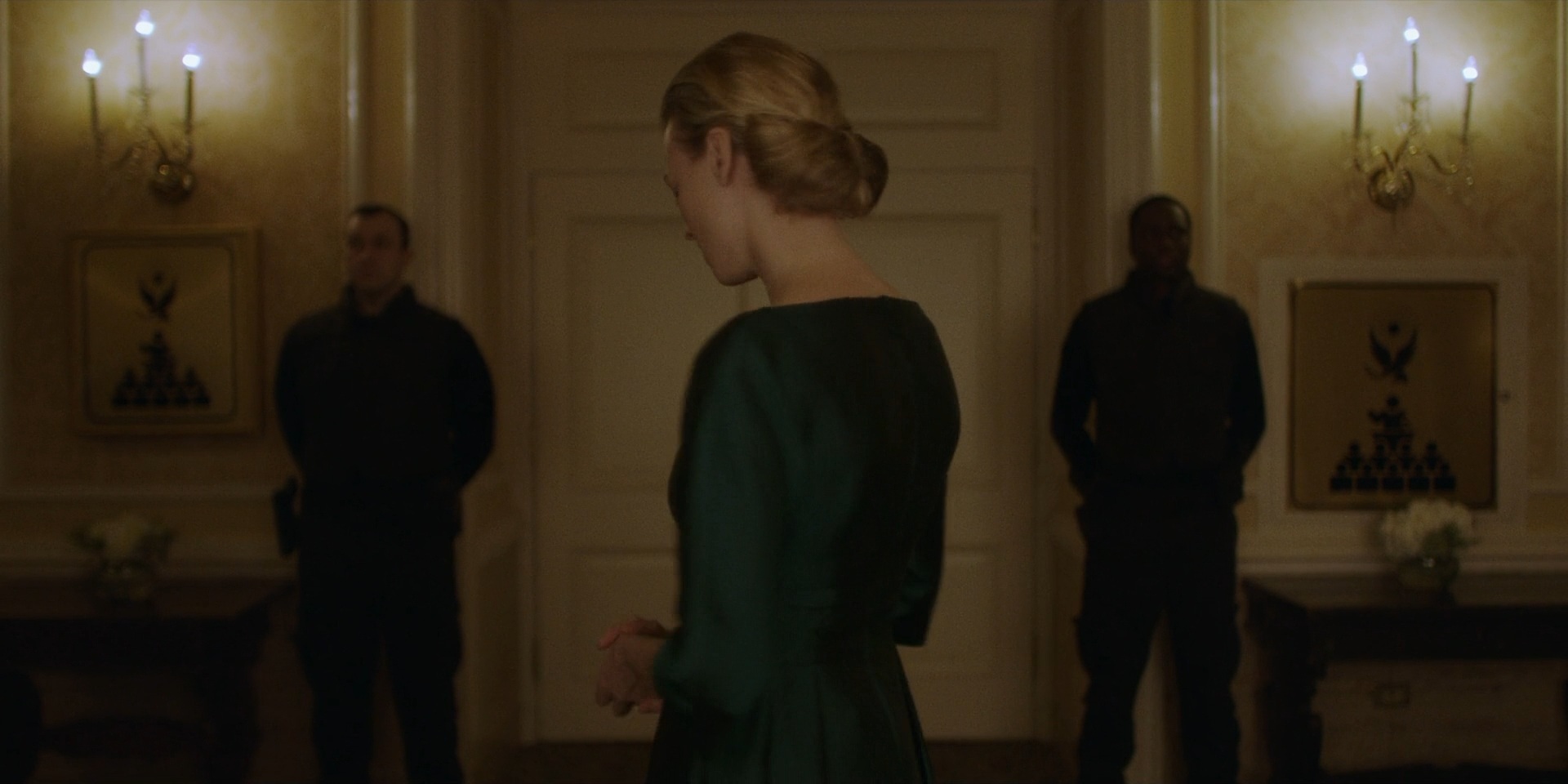 TheHandmaidsTale_1x06_AWomansPlace_0354.jpg