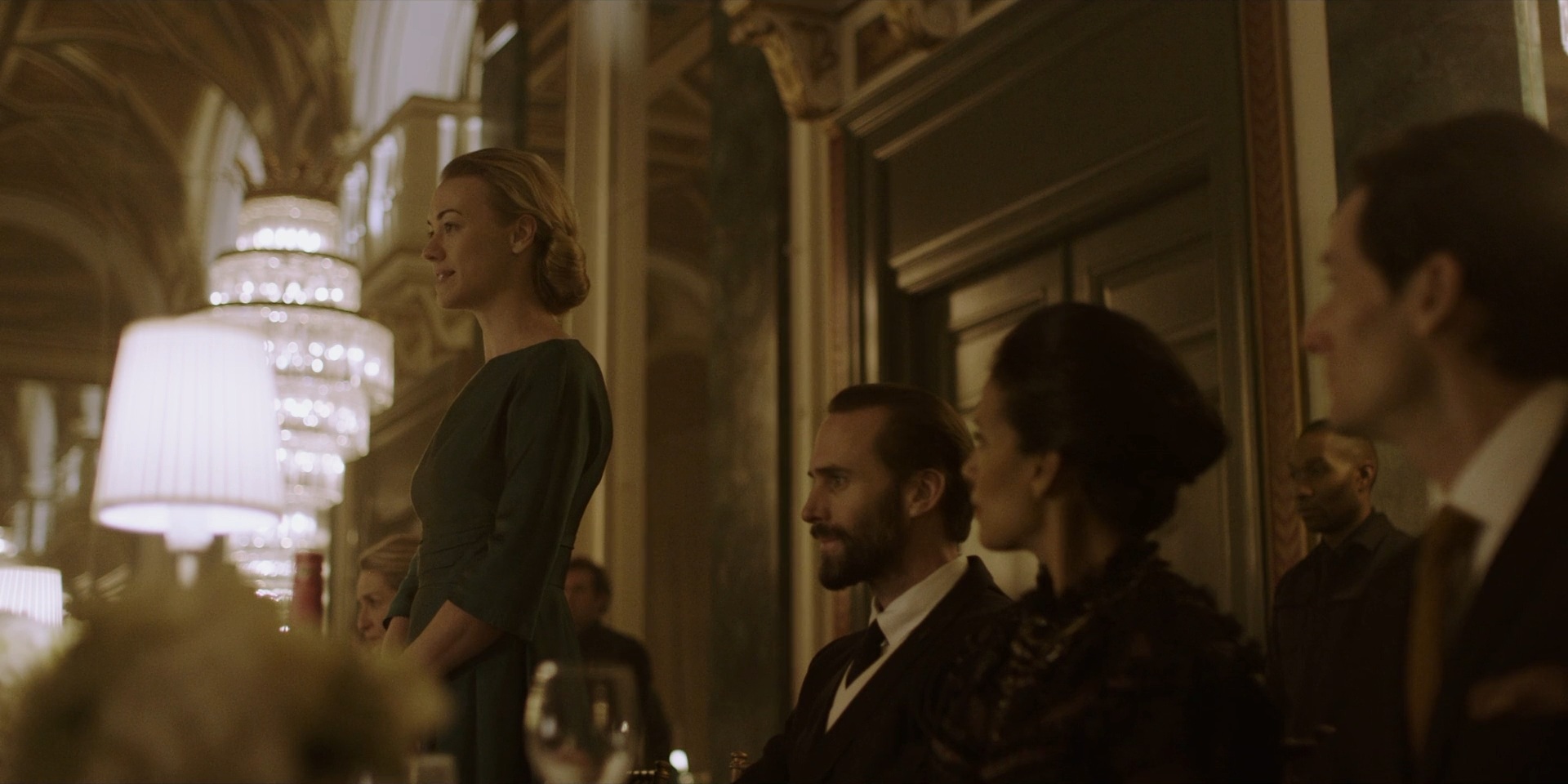 TheHandmaidsTale_1x06_AWomansPlace_0406.jpg
