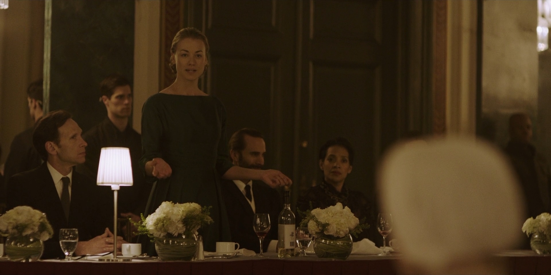 TheHandmaidsTale_1x06_AWomansPlace_0409.jpg