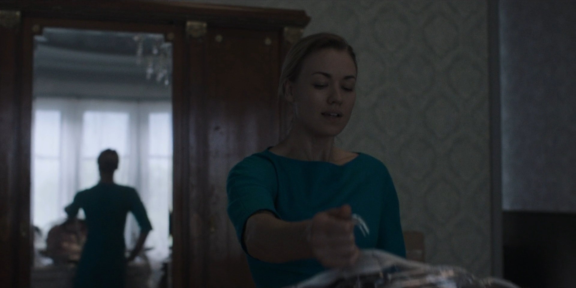 TheHandmaidsTale_1x06_AWomansPlace_0452.jpg