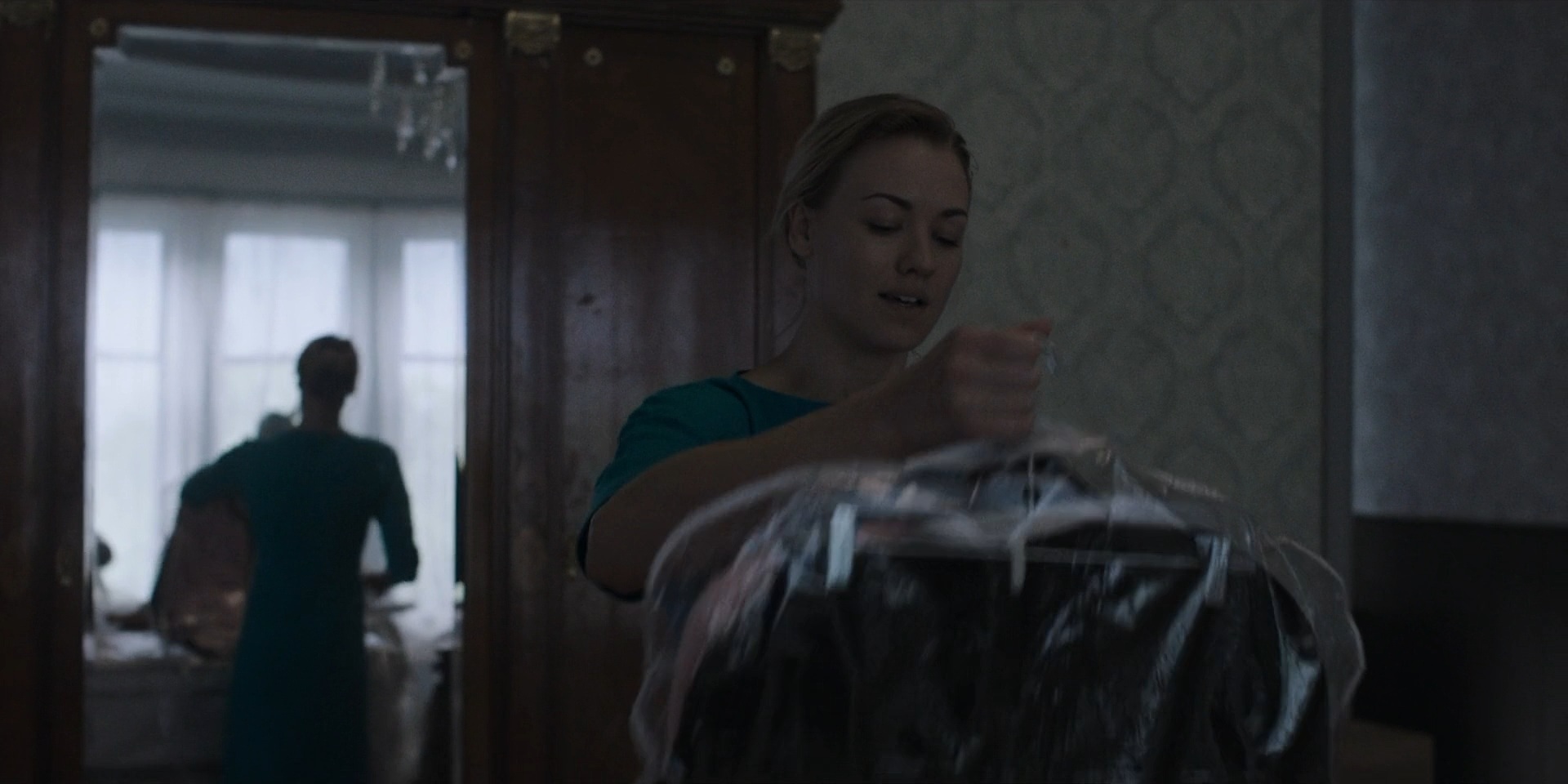 TheHandmaidsTale_1x06_AWomansPlace_0453.jpg