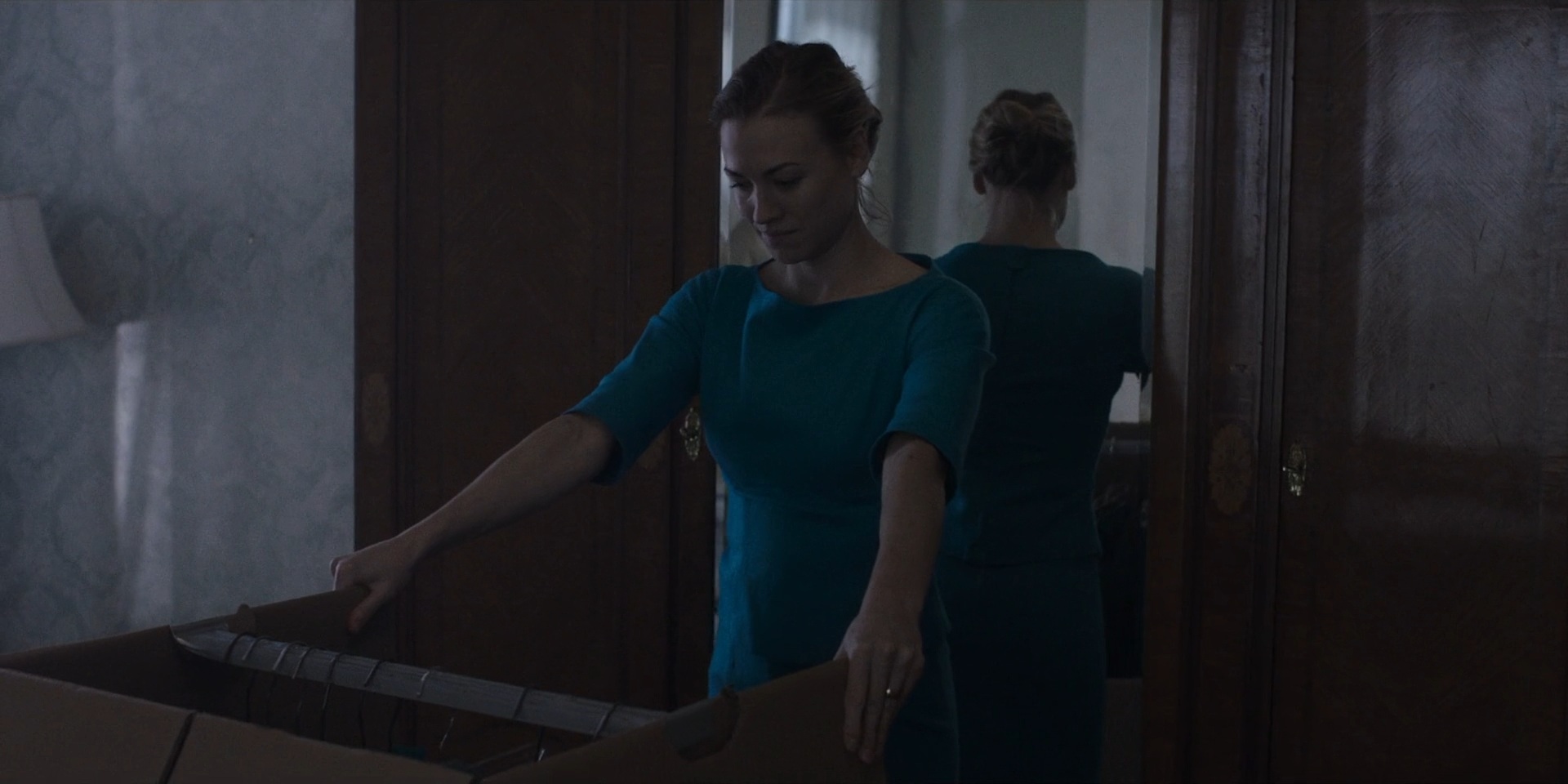 TheHandmaidsTale_1x06_AWomansPlace_0462.jpg