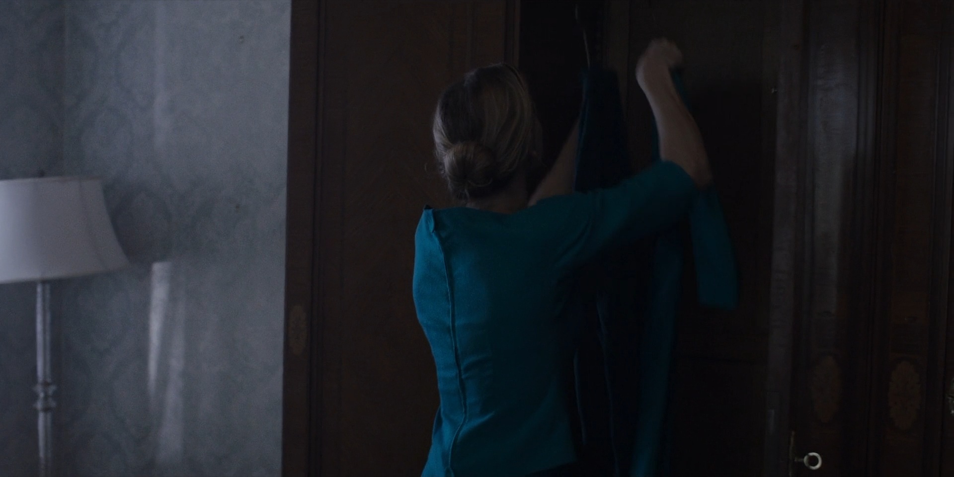 TheHandmaidsTale_1x06_AWomansPlace_0466.jpg