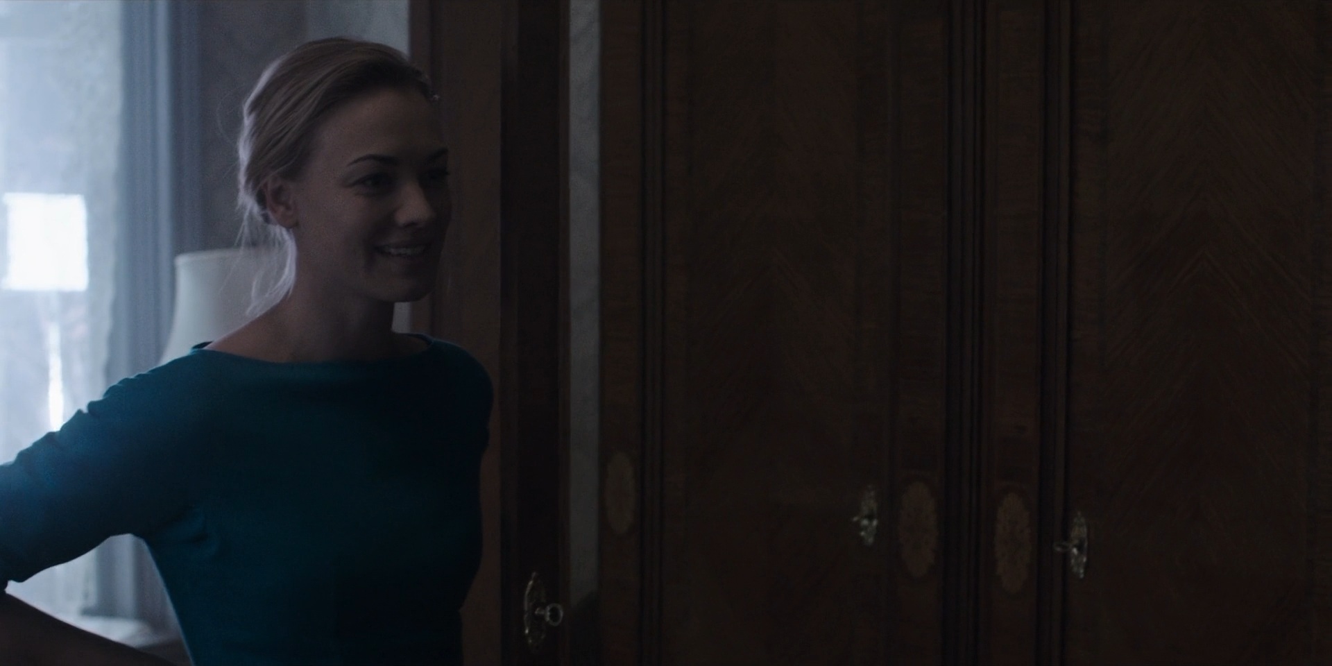 TheHandmaidsTale_1x06_AWomansPlace_0472.jpg