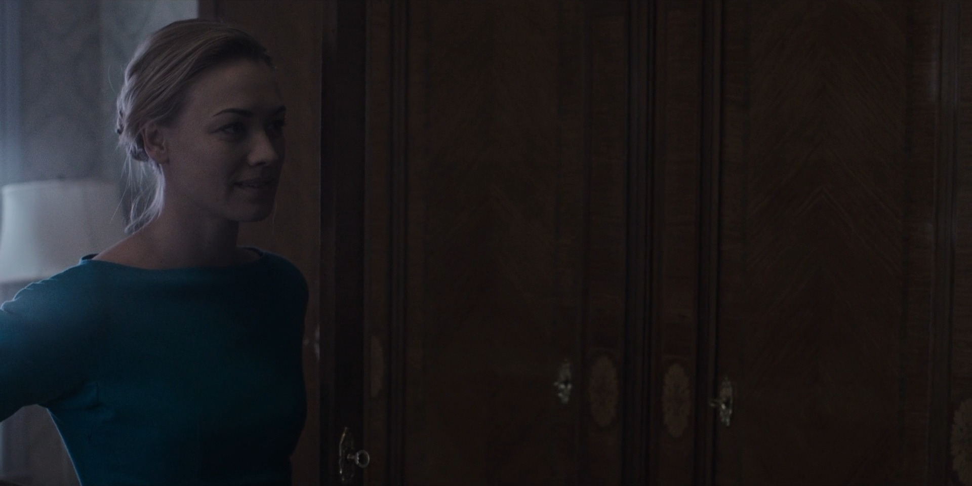 TheHandmaidsTale_1x06_AWomansPlace_0474.jpg