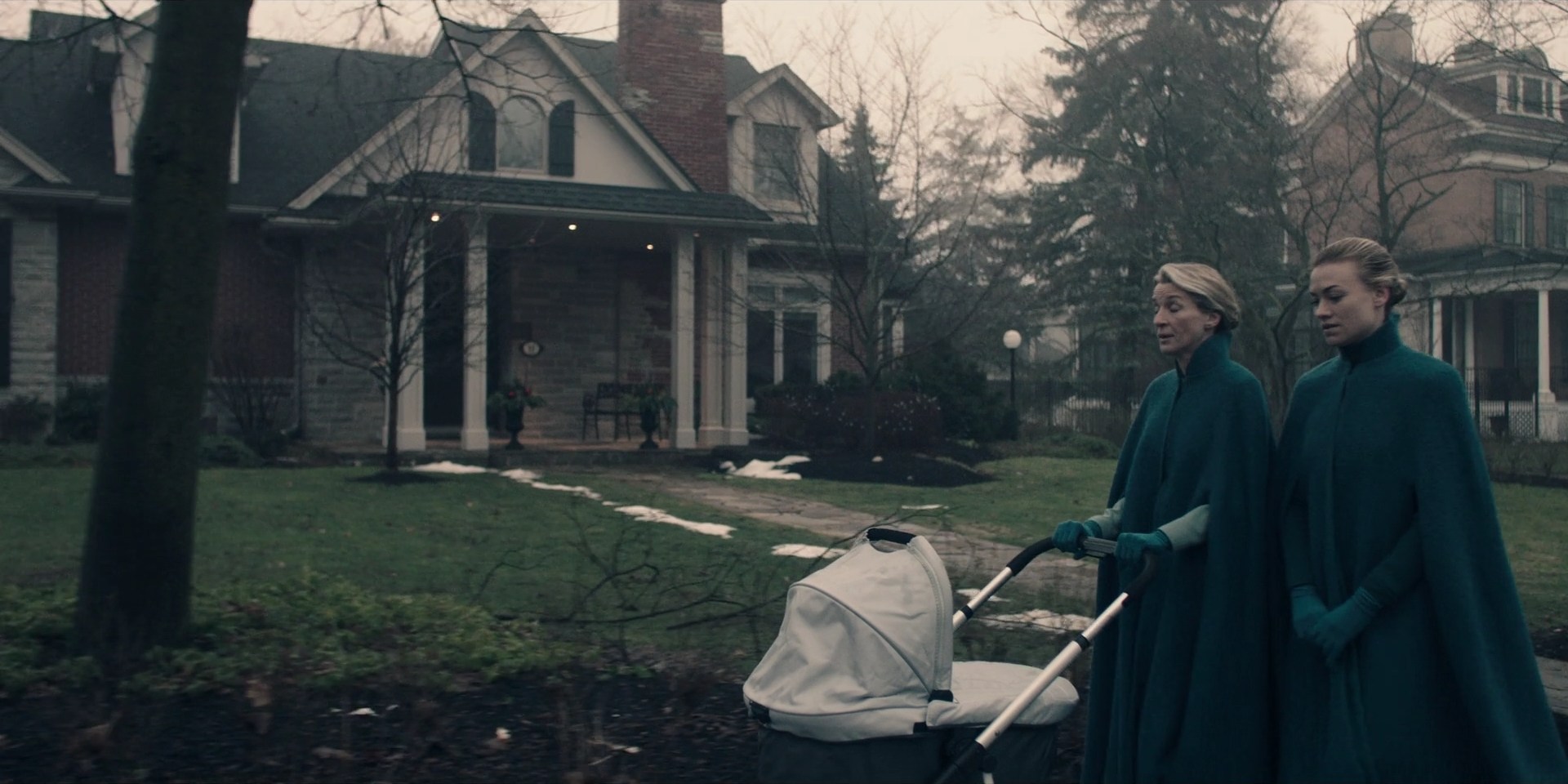 TheHandmaidsTale_1x09_TheBridge_0013.jpg