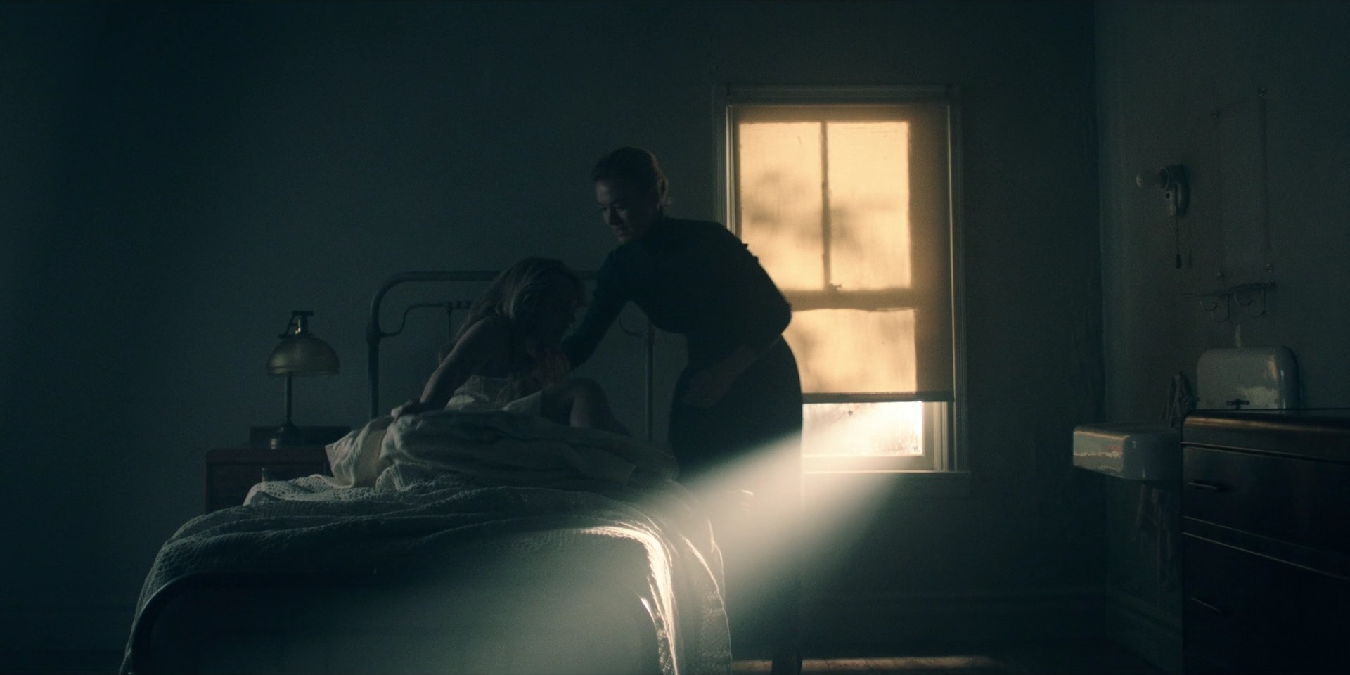 TheHandmaidsTale_1x09_TheBridge_0175.jpg