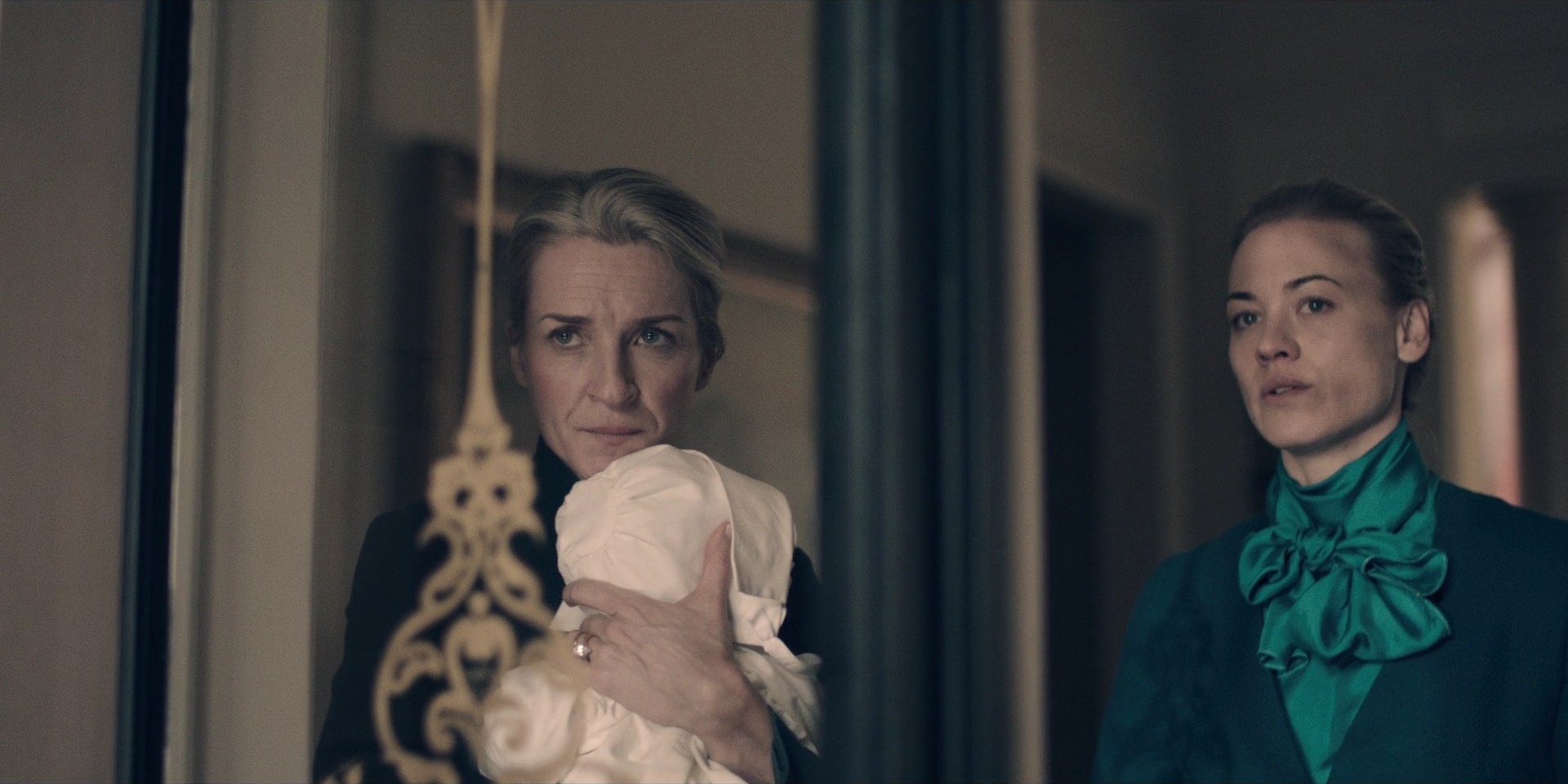 TheHandmaidsTale_1x09_TheBridge_0222.jpg