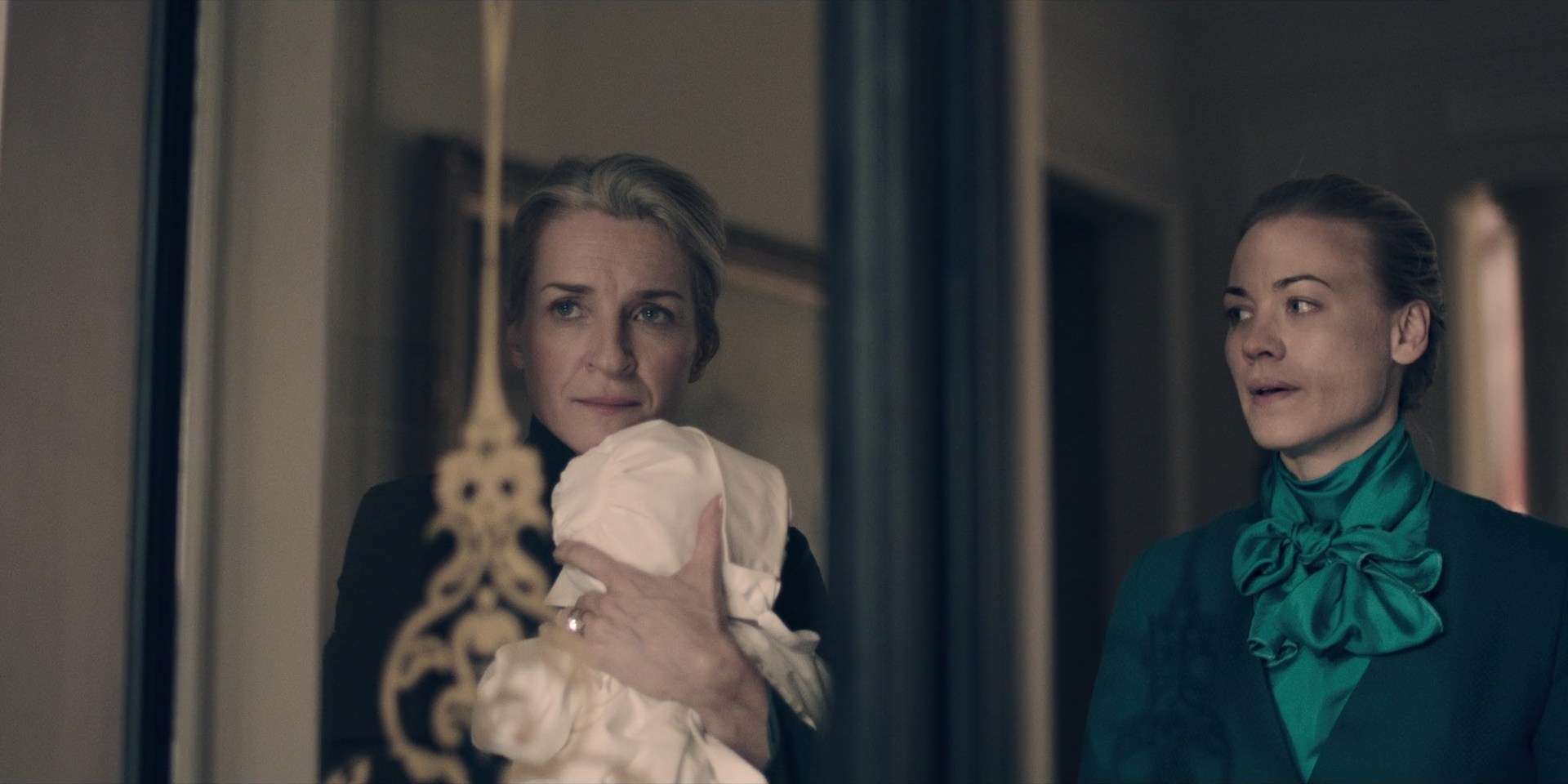 TheHandmaidsTale_1x09_TheBridge_0226.jpg