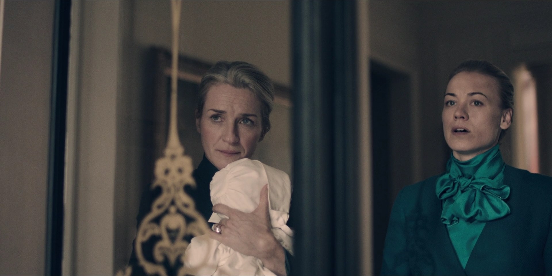 TheHandmaidsTale_1x09_TheBridge_0228.jpg