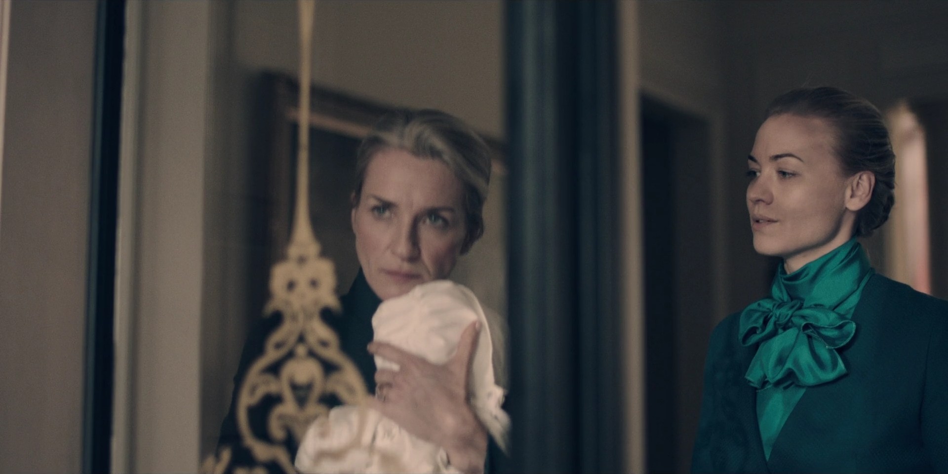 TheHandmaidsTale_1x09_TheBridge_0250.jpg